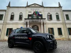 I carabinieri davanti al municipio di Santa Maria di Sala
