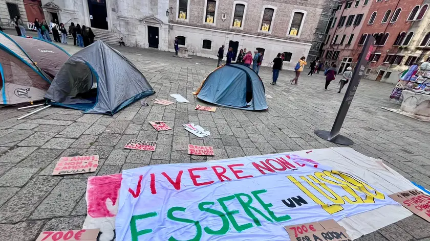 L'accampamento degli studenti per protestare contro il caro affitto