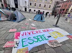 L'accampamento degli studenti per protestare contro il caro affitto