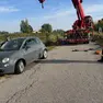 Il recupero dell'auto finita nel canale