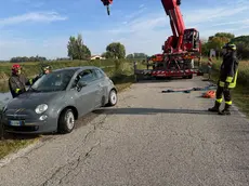 Il recupero dell'auto finita nel canale
