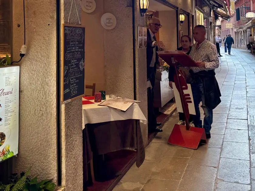 Turisti fuori dai ristoranti del centro storico di Venezia