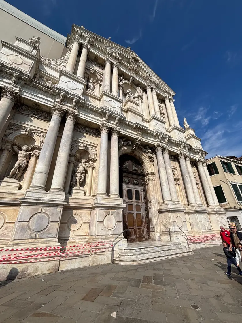 I nastri bianchi e rossi posizionati sulla Chiesa degli Scalzi