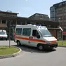 Un'ambulanza del Suem-118 che parte dal pronto soccorso di Belluno