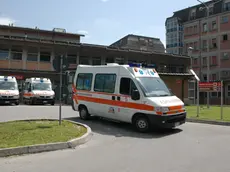 Un'ambulanza del Suem-118 che parte dal pronto soccorso di Belluno