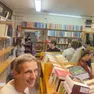 Il titolare Giovanni Pelizzato e i clienti affezionati della Toletta alla festa in libreria