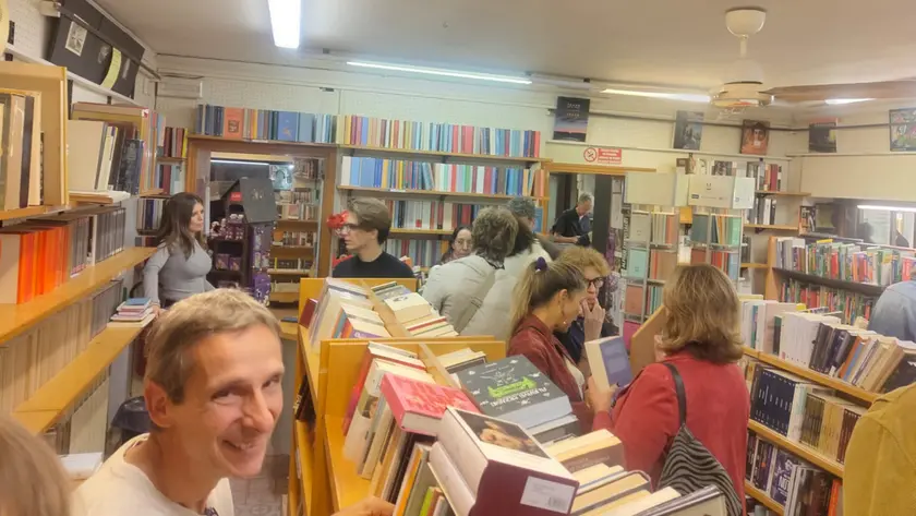 Il titolare Giovanni Pelizzato e i clienti affezionati della Toletta alla festa in libreria