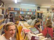 Il titolare Giovanni Pelizzato e i clienti affezionati della Toletta alla festa in libreria