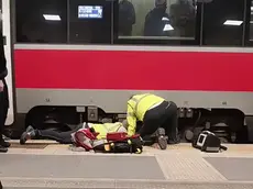 Gli operatori del Suem 118 impegnati nel salvataggio dell'uomo