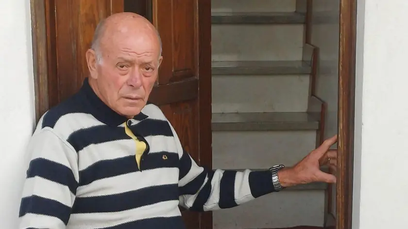 Guido Zanet mostra i segni dell’effrazione sul portoncino di casa