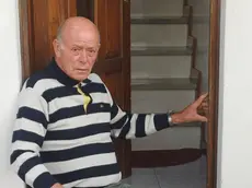 Guido Zanet mostra i segni dell’effrazione sul portoncino di casa