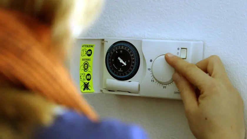 Un termostato che regola l’accensione del riscaldamento in alcune ore del giorno