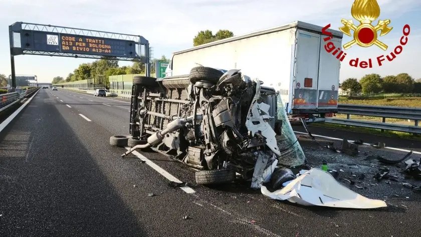 Furgone di vernici ribaltato in A27