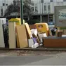 Rifiuti ingombranti abbandonati accanto ai cassonetti lungo le strade di Mestre