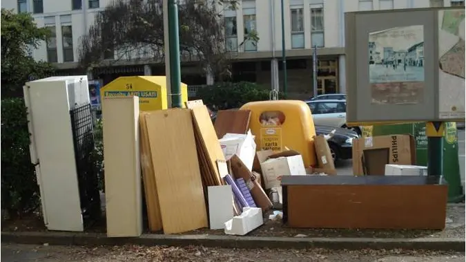 Rifiuti ingombranti abbandonati accanto ai cassonetti lungo le strade di Mestre