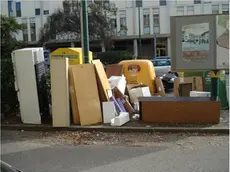 Rifiuti ingombranti abbandonati accanto ai cassonetti lungo le strade di Mestre
