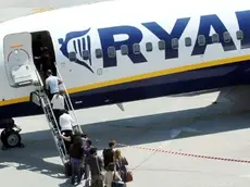 Passeggeri si imbarcano su un volo Ryanair
