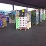 Cassette di frutta e verdura stoccate al mercato ortofrutticolo