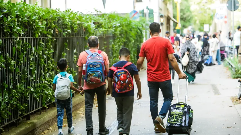 Alunni accompagnati dai genitori all'ingresso a scuola
