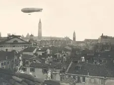 Il dirigibile P2 in volo sul cielo di Venezia