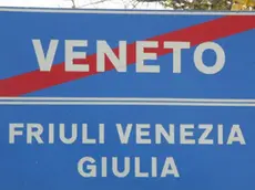 Il segnale stradale che indica il confine regionale