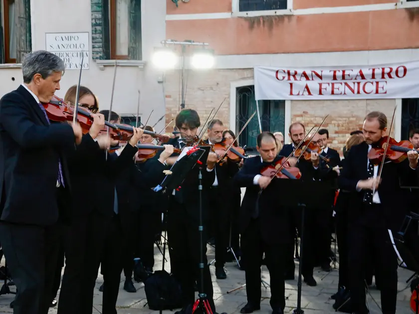 Un precedente sciopero dei lavoratori della Fenice che avevano scelto di suonare fuori dal Teatro
