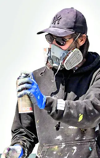 Lo street artist e Alessio B. al lavoro