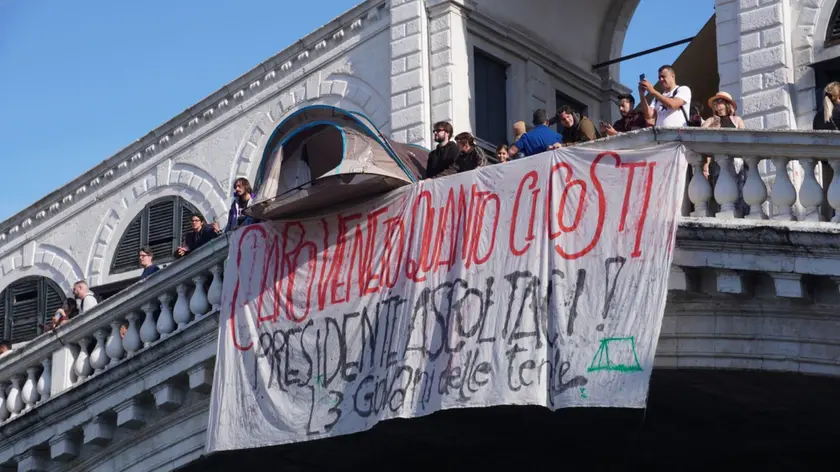 La prospettiva è quella di una mobilitazione più larga, capace di mettere insieme studenti, lavoratori e associazioni