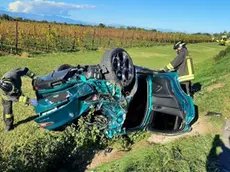 L'auto finita fuori strada