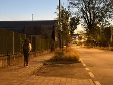Una studentessa si allontana dal campus scientifico di Ca’ Foscari all’imbrunire (foto Pòrcile)
