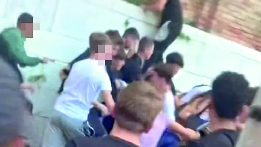 Una rissa tra ragazzini