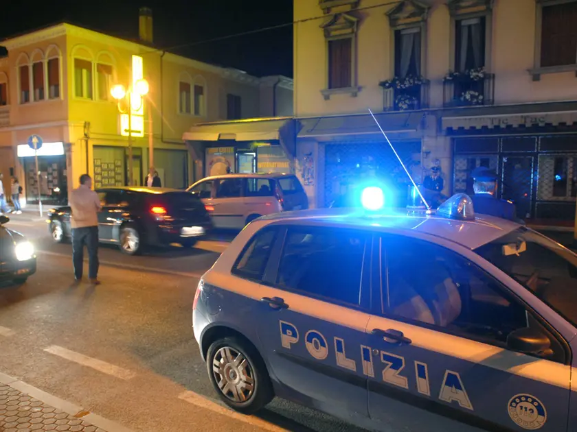 Controlli della polizia lungo via Piave