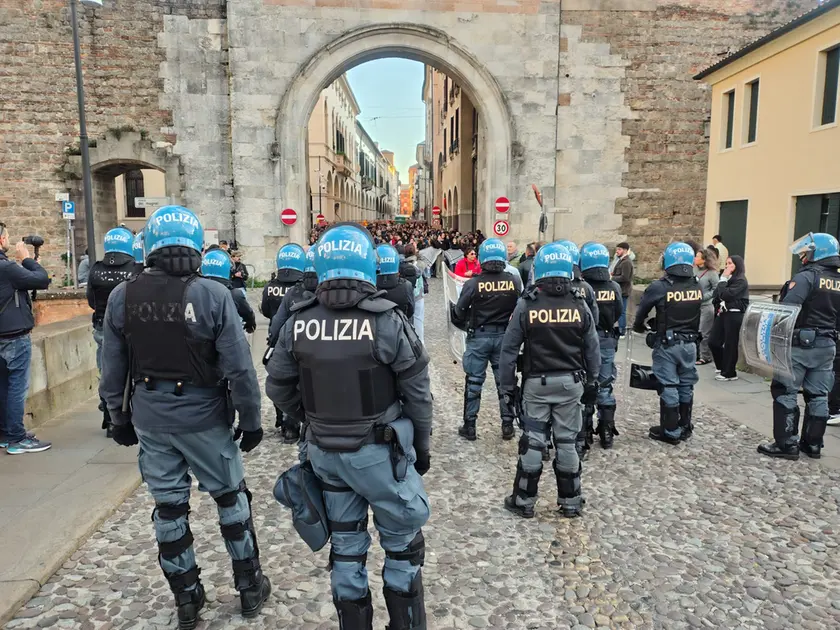 La polizia schierata per la manifestazione degli studenti