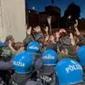 Lo scontro tra corteo e polizia