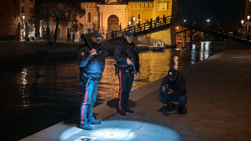 Le indagini dei carabinieri all'Arsenale (foto Interpress)