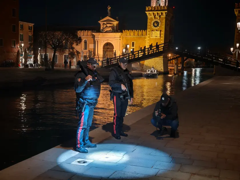 Le indagini dei carabinieri all'Arsenale (foto Interpress)