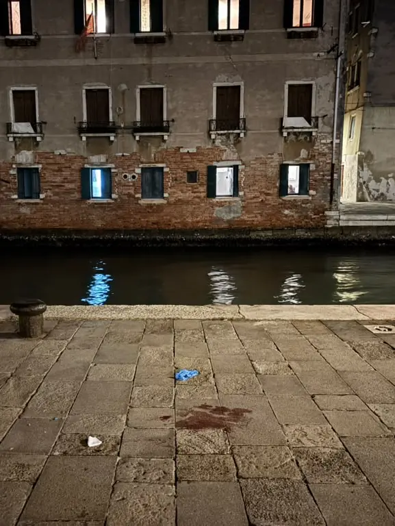 Una macchia di sangue in fondamenta de l'Arsenale
