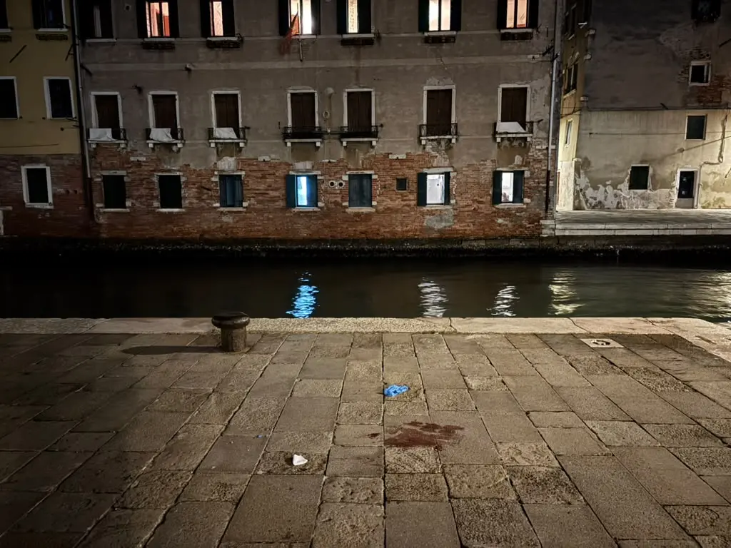 Una macchia di sangue in fondamenta de l'Arsenale