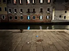 Una macchia di sangue in fondamenta de l'Arsenale