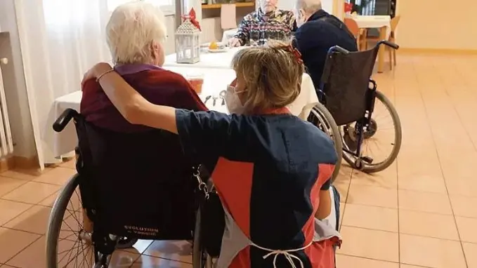 Una anziana in casa di riposo