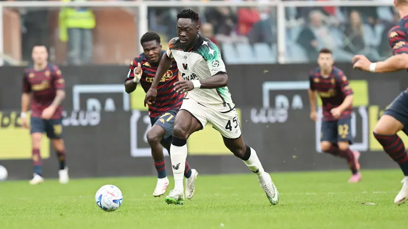 Akor Adams in azione contro il Genoa