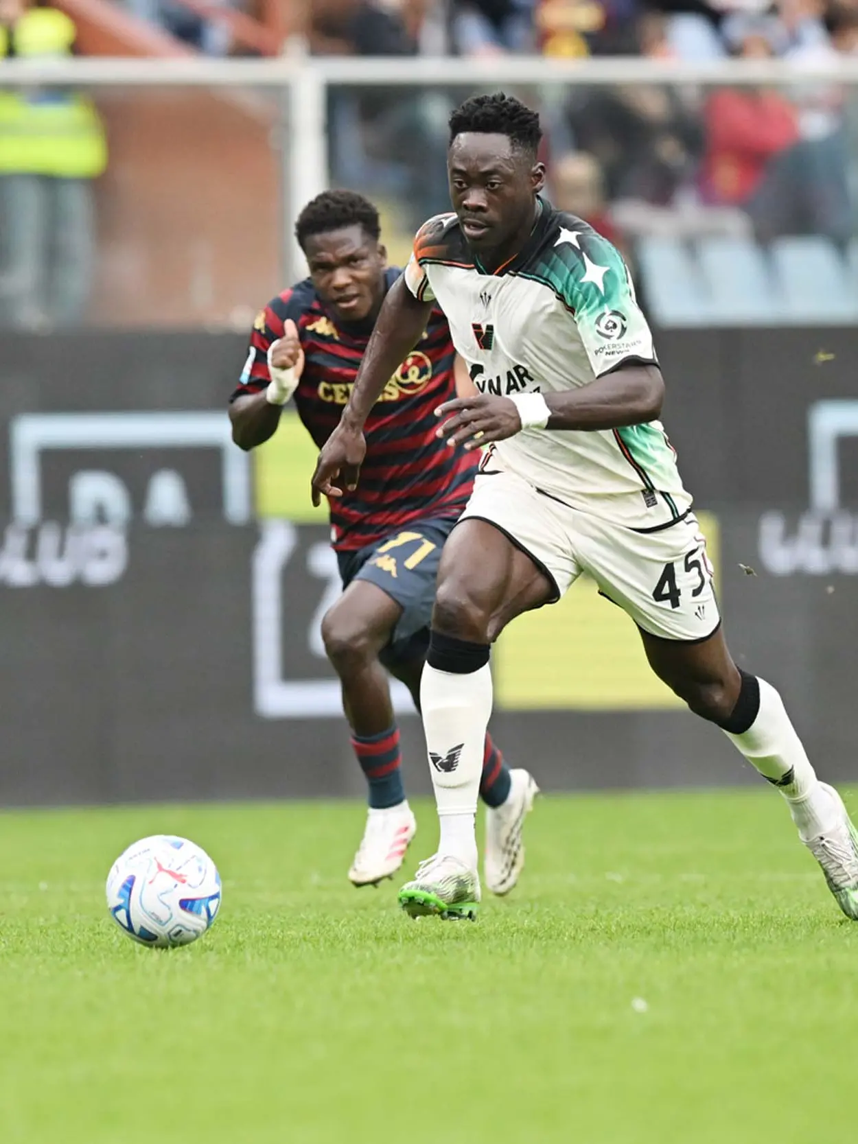 Akor Adams in azione contro il Genoa