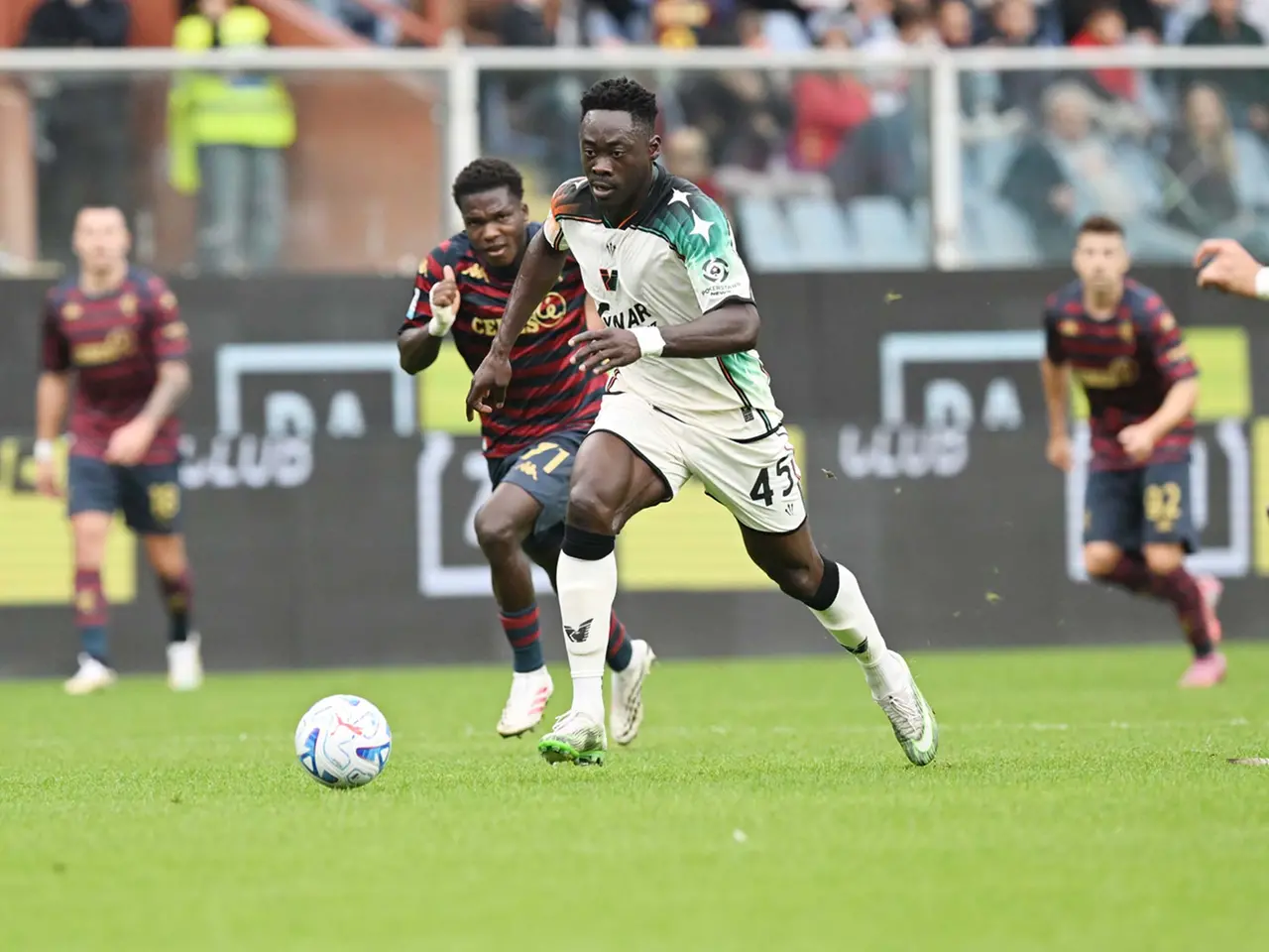 Akor Adams in azione contro il Genoa