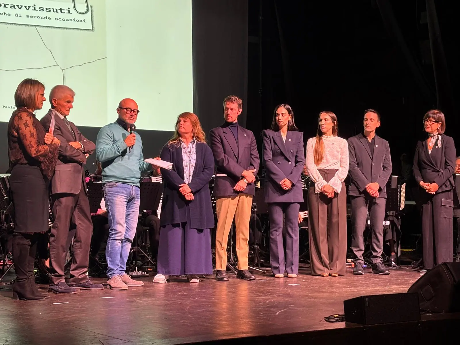 Paolo Cagnan (col microfono) presenta il libro "Sopravvissuti - Cronache di seconde occasioni"