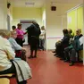 Alcuni anziani in attesa del vaccino
