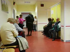 Alcuni anziani in attesa del vaccino