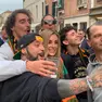 La presidente del Venezia Francesca Bodie in via Garibaldi con alcuni tifosi