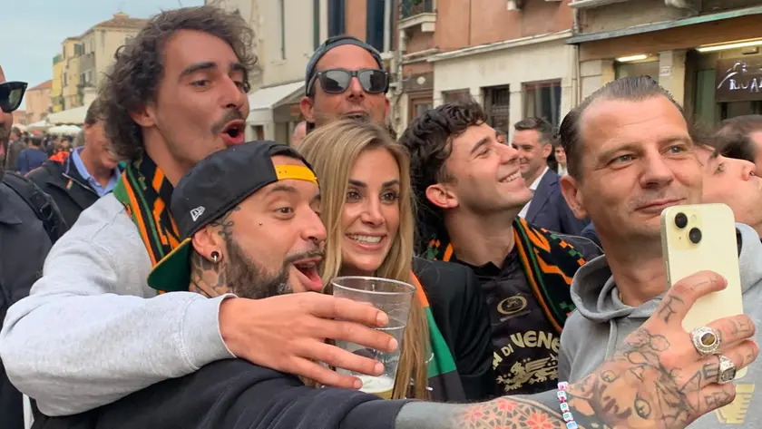 La presidente del Venezia Francesca Bodie in via Garibaldi con alcuni tifosi