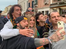 La presidente del Venezia Francesca Bodie in via Garibaldi con alcuni tifosi
