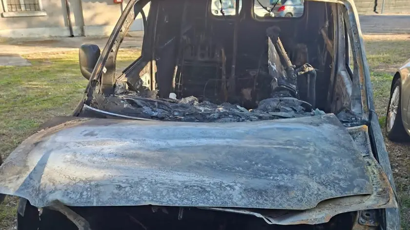 Una delle due auto divorate dalle fiamme a Cavarzere